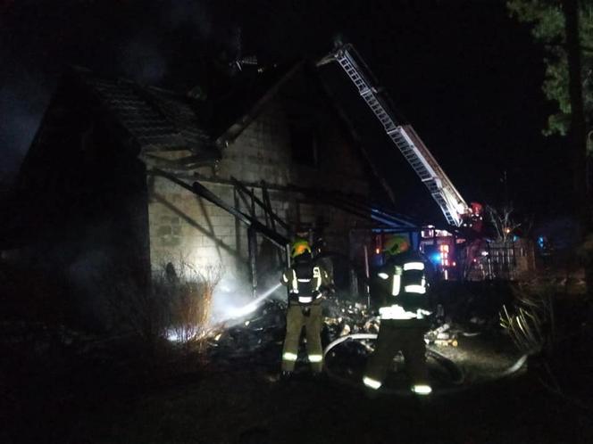 Pożar garażu i budynku w Cierpicach pod Toruniem. 10 zastępów straży w akcji