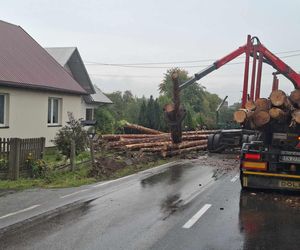 Wypadek w Mircu! Przewróciła się ciężarowka z drewnem, uszkodziła gazociąg