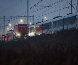 Na przejeździe kolejowym w msc. Nowa Sucha (pow. sochaczewski) doszło do zderzenia pociągu pośpiesznego z ciężarówką