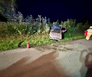 Wyprzedzanie zakończyli wywrotką. Dwaj mężczyźni wypadli przez okno. Policjanci nie wiedzą, kto prowadził