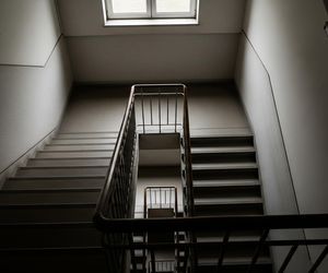 Młoda kobieta była więziona i gwałcona przez znajomego. Jak wpadł sprawca po filmowej ucieczce?