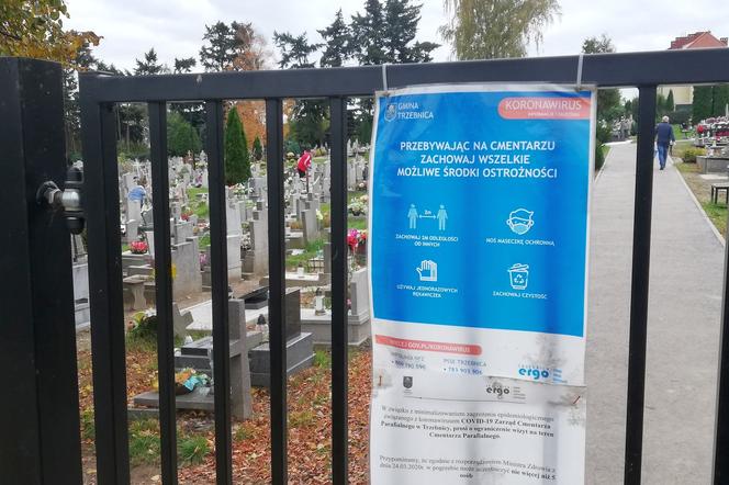 O zasadach sanitarnych przypominają liczne komunikaty zamieszczone na bramach wejściowych na cmentarze