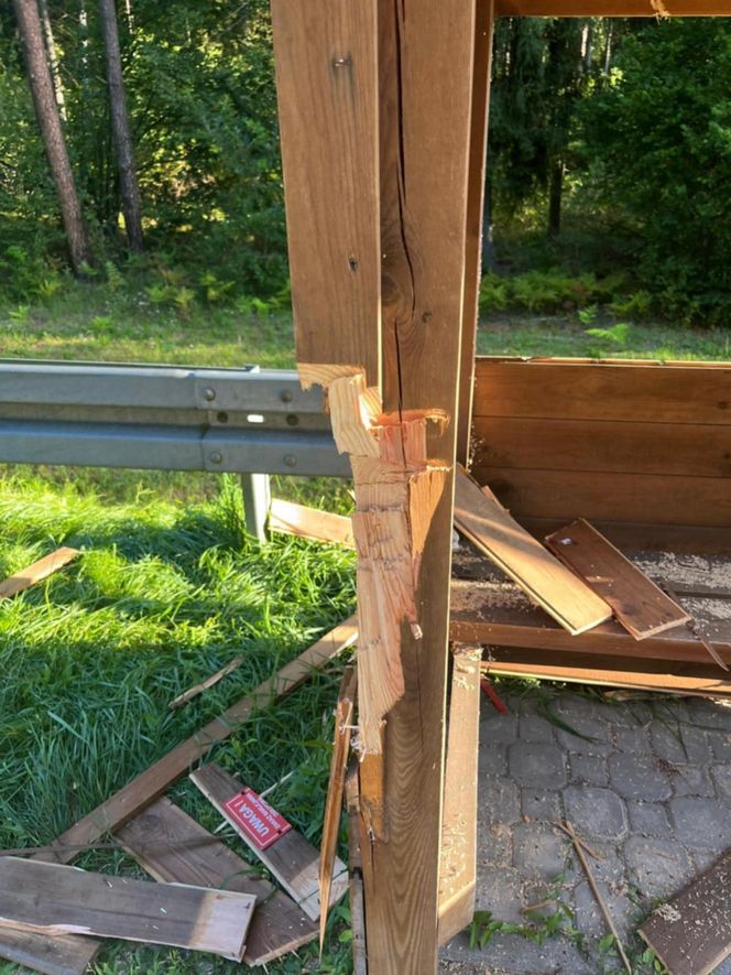 Wandale zniszczyli drewniane przystanki autobusowe