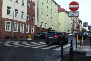 Taksówkarze jeżdżą pod prąd na ulicy Wilków Morskich