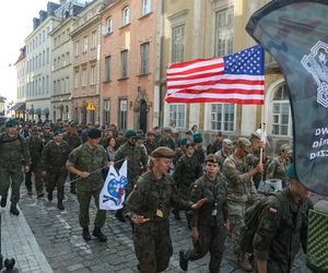 Uczestnicy 45. Warszawskiej Akademickiej Pieszej Pielgrzymki Metropolitalnej na Jasną Górę
