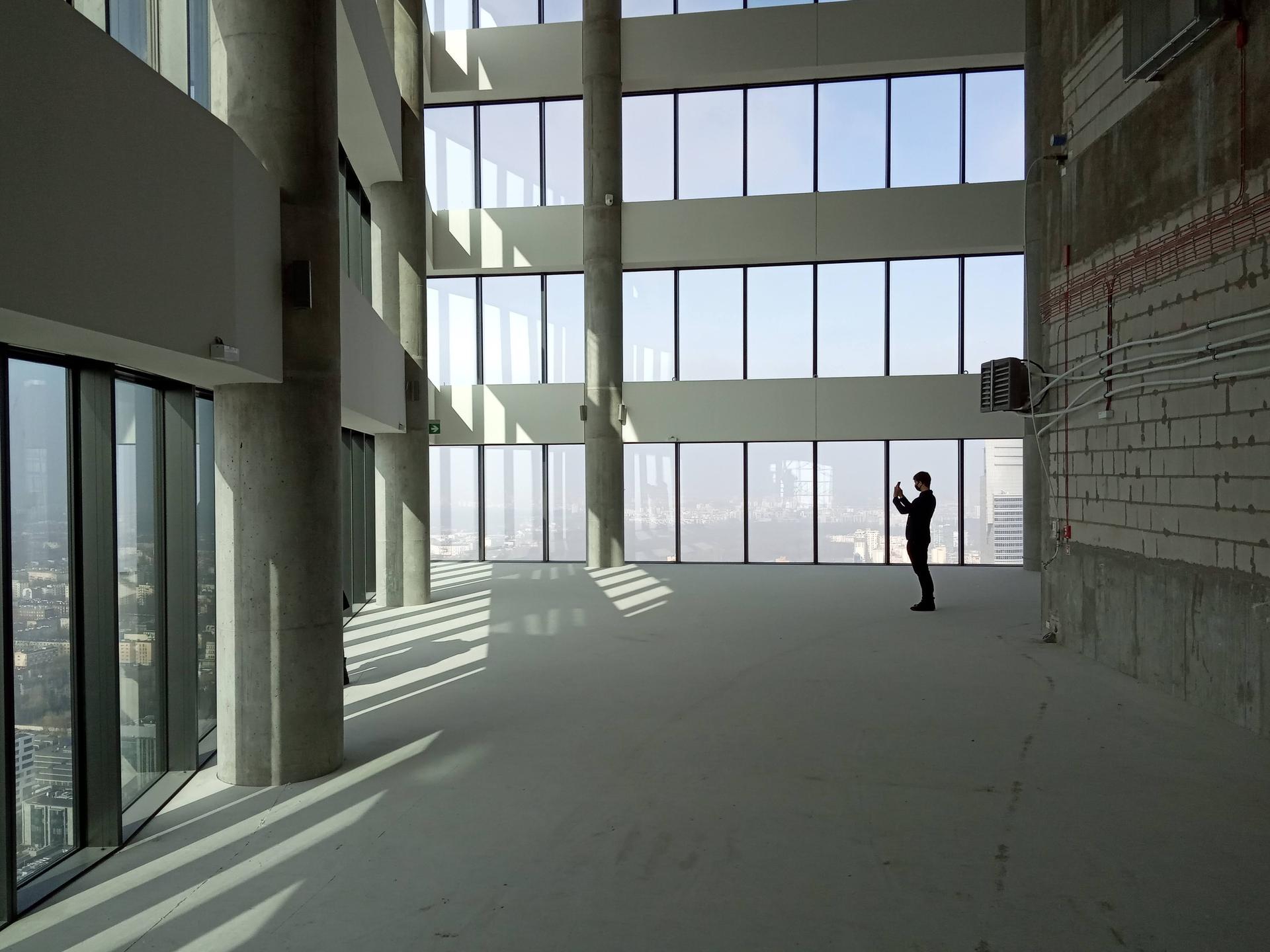 Skyliner w Warszawie: po wieżowcu oprowadza Michał Sadowski