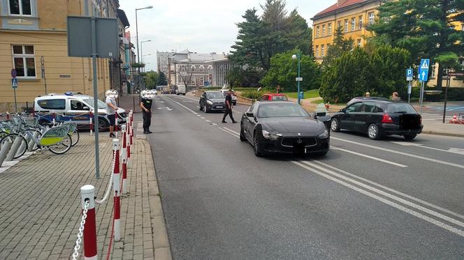 Tarnów. Kolizja z udziałem maserati na ulicy Mickiewicza