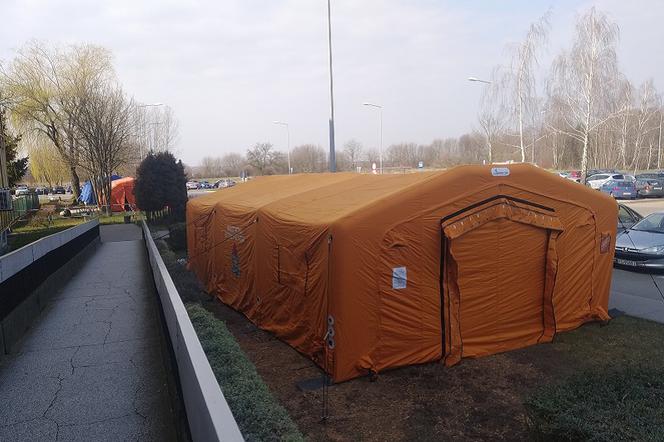 Namioty pod gorzowskim szpitalem stoją od kilku dni.