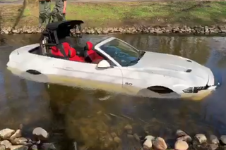 Chciał podriftować i wpadł autem do rzeki. Tak pływa Ford Mustang - WIDEO