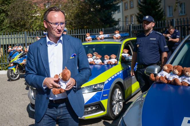 Pluszowe misie przekazane policji przez Rzecznika Praw Dziecka