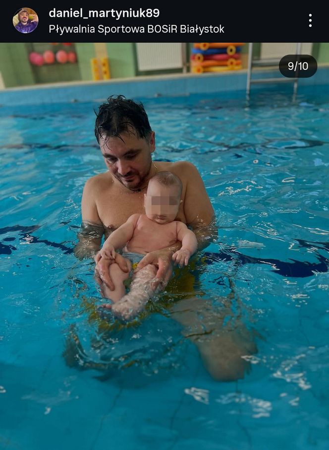 Daniel Martyniuk uczy syna pływać