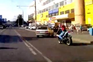 Motocyklista roztrzaskał się o skręcający samochód - WIDEO