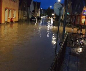 Zalane ulice, woda w budynkach. Dramatyczna sytuacja w Suchaczu i Tolkmicku