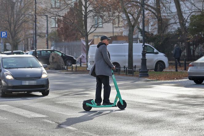 Krzysztof Ibisz z rodziną na spacerze