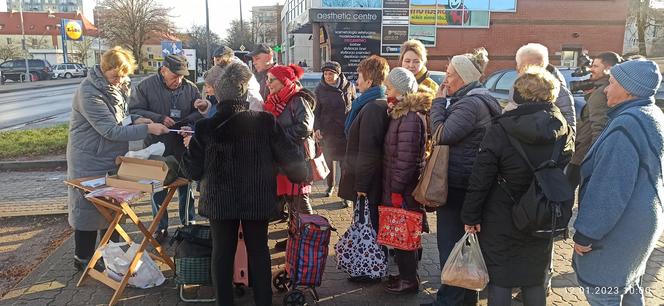 Opaski dla seniorów rozdane w kilkanaście minut