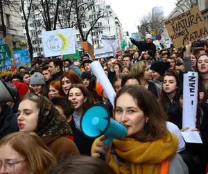 Młodzieżowy Strajk Klimatyczny w Warszawie 23.09. Manifestacja pod hasłem Wasza bierność nas zabija