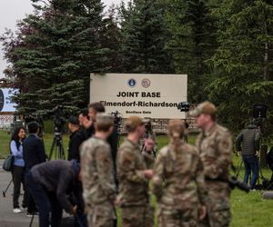 Przygotowania do spotkania Putin-Trump w bazie sił powietrznych USA na Alasce