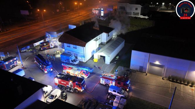 Pożar w Jankach. Palił się sklep meblowy.