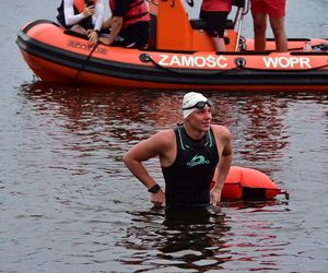 Damian Błaszczyk przez 44 godziny przepłynął 100 km pod zalewie Bojary pod Biłgorajem, kwestując w ten sposób dla 12-letniego ciężko chorego Adasia