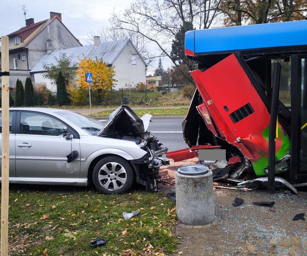 Wypadek w Puławach. 53-latek z 1,6 promila wjechał w autobus miejski