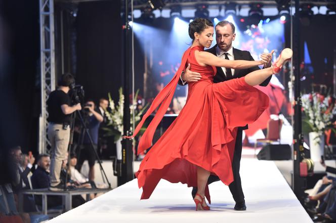 Anna Iberszer i Piotr Woźniak tańczą tango na 90-leciu Juraty i pokazie Doroty Goldpoint