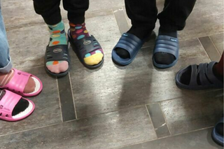 Nie chcieli zmieniać butów w lubelskiej szkole. Dyrektorka kupiła im „klapki hańby”