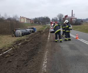 Cysterna z płynnym asfaltem wypadła z drogi