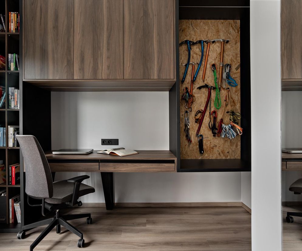 W męskim apartamencie pełnym czerni ukryli różowe detale. To one robią całą robotę