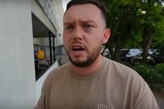 Książulo nigdy nie podaje ręki na powitanie. Ma ku temu ważny powód