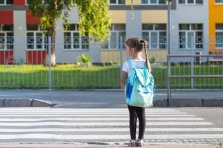 Kiedy puścić dziecko samo do szkoły? Pediatrzy alarmują, że wielu rodziców robi to za wcześnie