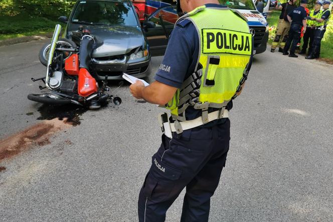 Groźny wypadek na drodze wojewódzkiej nr 689 między Hajnówką a Białowieżą. Motocyklista trafił do szpitala [ZDJĘCIA]