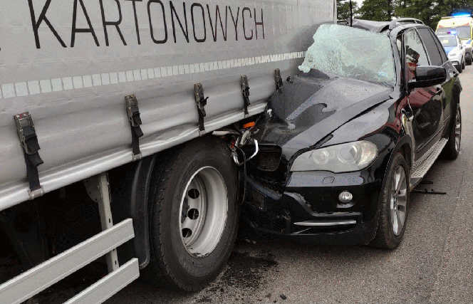 Łyse. Wystarczyła chwila nieuwagi. Zmasakrowane bmw, w środku 18-latek! [ZDJĘCIA]