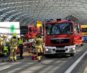  Karambol na S8 w Warszawie. 4 ciężarówki rozbite, jedna osoba zakleszczona