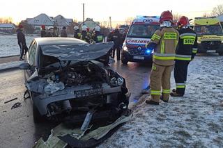 STRASZNY wypadek w Wolborzu. W czołowym zderzeniu autobusu z osobówką RANNE 3 OSOBY!