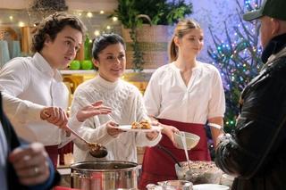 Święta w M jak miłość odcinek specjalny. Kinga (Katarzyna Cichopek),Lilka (Monika Mielnicka), kelner Maciek (Mateusz Rumiński)