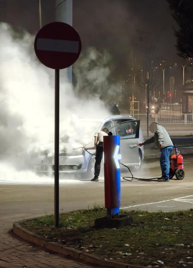 Pożar samochodu przy stacji benzynowej w Warszawie