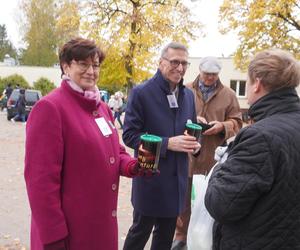 Tłumy na cmentarzu przy ul. Poprzecznej. Olsztynianie odwiedzają groby bliskich [ZDJĘCIA]