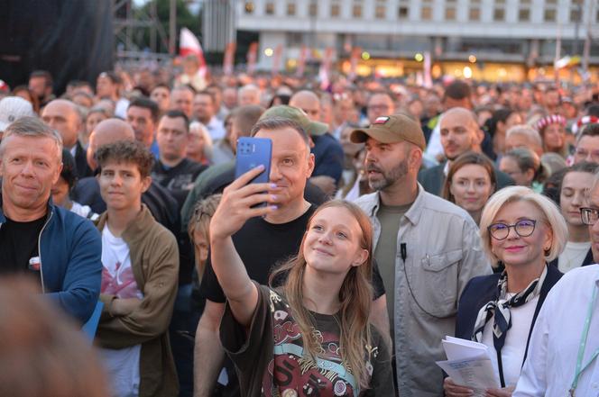 Warszawa śpiewała dla powstańców. "Jesteście naszą dumą!"