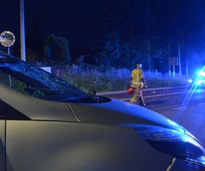 ramatyczny wypadek pod Krakowem. 17-latek na hulajnodze zderzył się z samochodem. Doznał poważnych obrażeń
