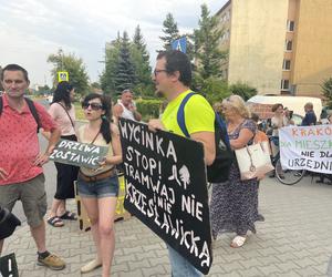 Protest mieszkańców przeciwko wycince drzew pod budowę linii tramwajowej do Mistrzejowic.