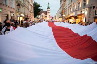 Oburzeni sytuacją na Białorusi wyszli na ulice Krakowa. Wielki marsz solidarności [ZDJĘCIA]
