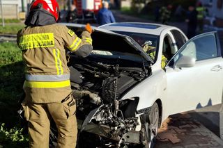 Wypadek w Wąchocku. Samochód osobowy wjechał w dom