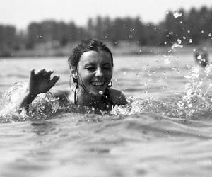 Fotografie z dnia 8 sierpnia 1988 r. wykonane przez Wojciecha Krenza z Kalisza prezentujące wczasowiczów odpoczywających na plaży w Gołuchowie.