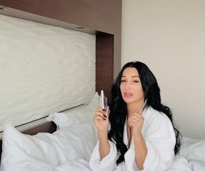 Justyna Steczkowska chwali się nagraniem z łóżka. Jej ciało zakrywa tylko szlafrok!