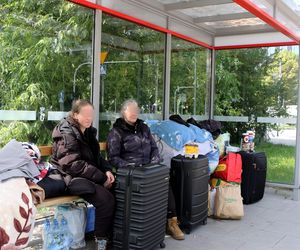 Dwie Ukrainki żyją na przystanku autobusowym w Warszawie. Odmawiają pomocy