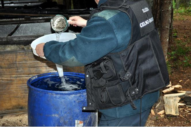 Pędził w lesie bimber. Zobaczcie, jak się urządził!