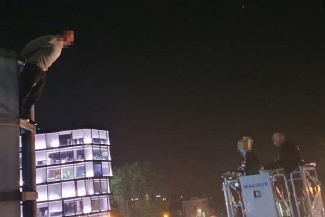 Kraków: Pijany mężczyzna spacerował po elewacji biurowca. Od śmierci dzielił go krok