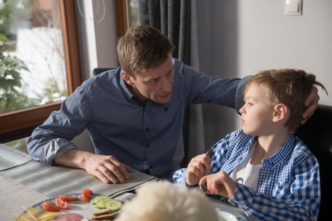 Na Wspólnej, odcinek 2715. Staś (Miłosz Kwiecień), RObert (Dariusz Wnuk)