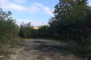 Teren, na którym wyrzucono ubrania został posprzątany