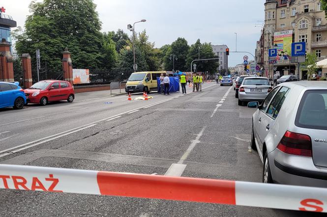 Katowice: 19-latka zginęła pod kołami autobusu! Została wepchnięta? 